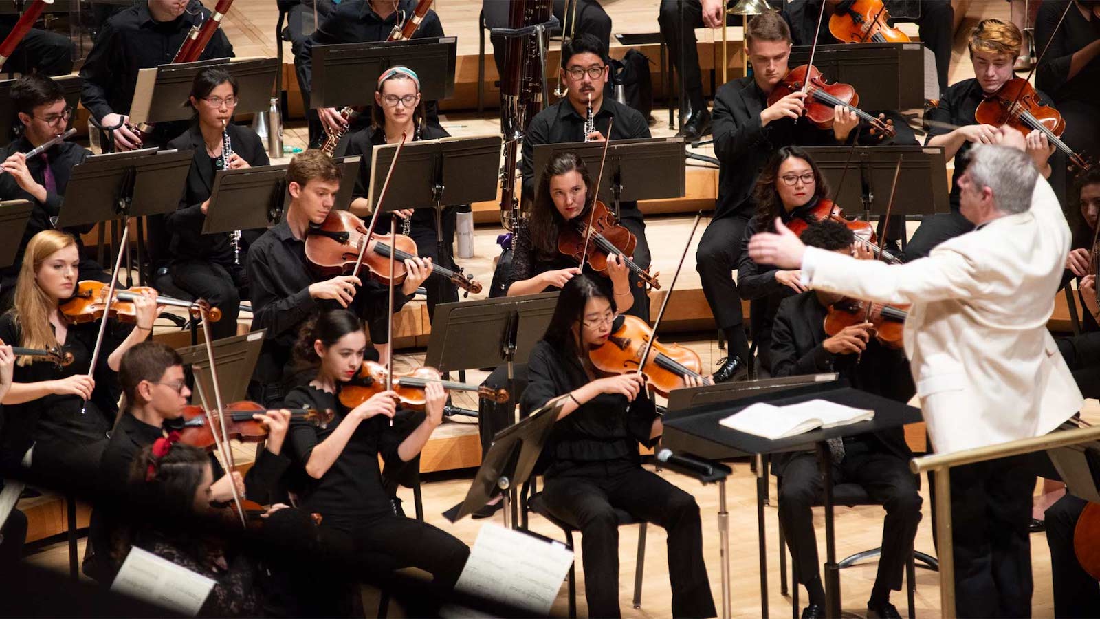 Stern conducts NOI student musicians.