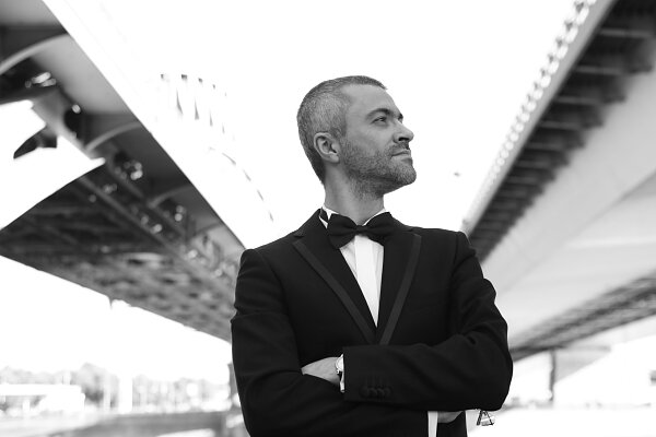 Pianist Pavel Nersessian poses in a black and white photo.