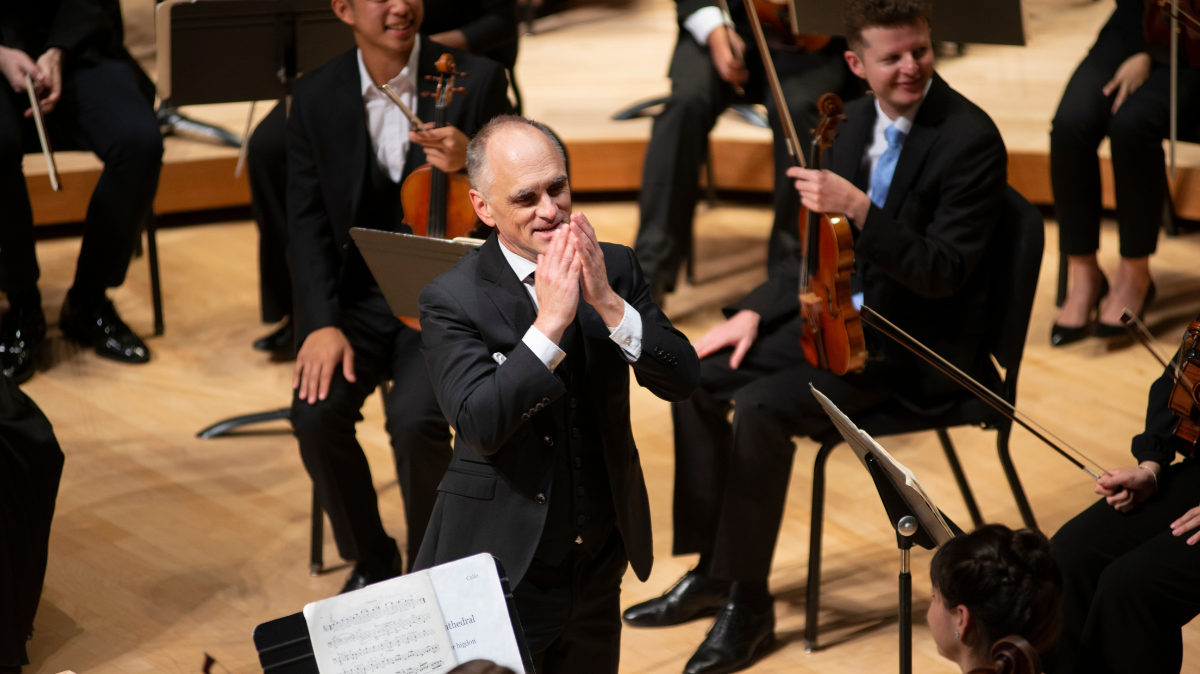 David Neely conducts UMD symphony orchestra on stage.
