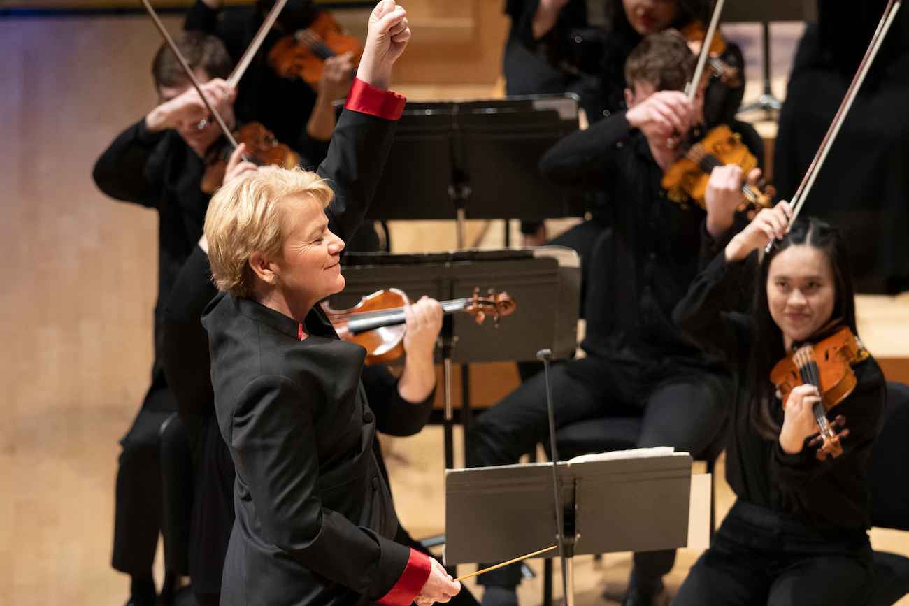 Marin Alsop conducts an orchestra.