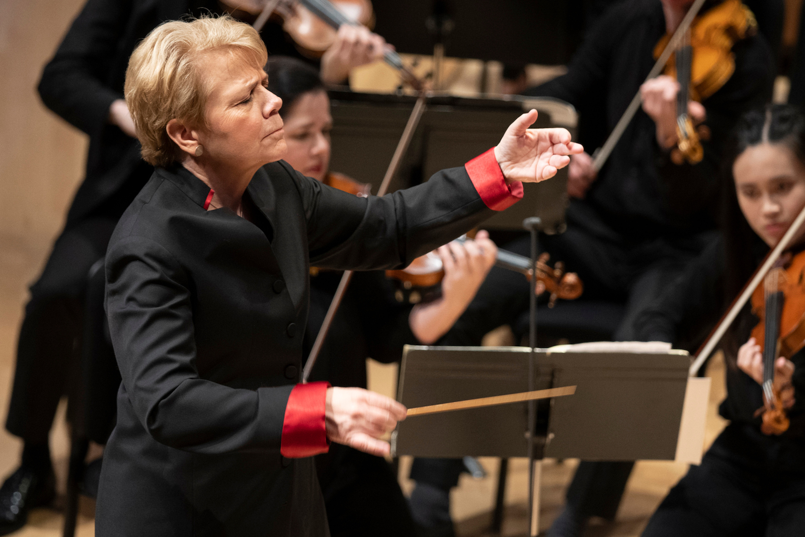 Marin Alsop conducts an orchestra.