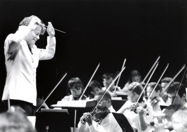 Marin Alsop conducting at NOI